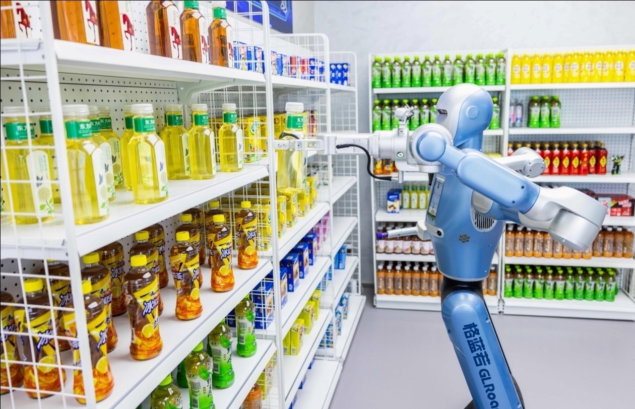 China's First Humanoid Robot 7S Store in Hubei Province Generating Buzz